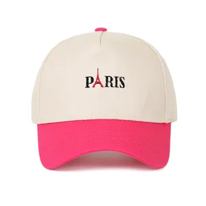 Frontansicht einer zweifarbigen Baseballkappe in Beige und Rosa mit PARIS-Stickerei