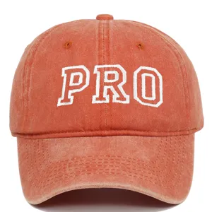 Vista detallada de gorra de béisbol naranja lavada con bordado PRO en color blanco