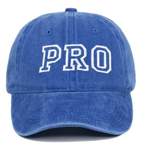 Vista frontal detallada de una gorra de béisbol azul con bordado blanco PRO en el frente.