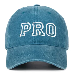 Detalle de primer plano de gorra de béisbol de mezclilla azul lavada con bordado PRO blanco