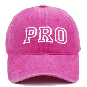Primer plano de gorra de béisbol rosa bordada con letras PRO en blanco