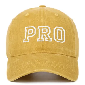 Primer plano de una gorra de béisbol amarilla con detalle de bordado PRO blanco de calidad