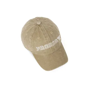 Vista detallada de una gorra de béisbol de algodón caqui con bordado PRODIGY en blanco
