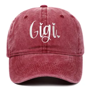 Dettaglio del ricamo bianco Gigi su un cappello da baseball rosso lavato stile retrò