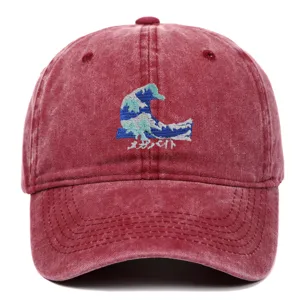 Detailansicht einer Baseballkappe aus gewaschener Baumwolle mit Hokusai-Wellenstickerei