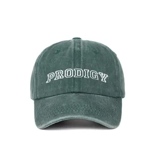 Vista detallada de la gorra de béisbol verde lavado con bordado blanco de PRODIGY