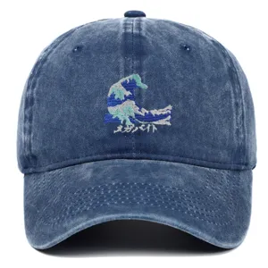 Detailansicht der Wellenstickerei auf der blau gewaschenen Baumwoll-Baseballkappe
