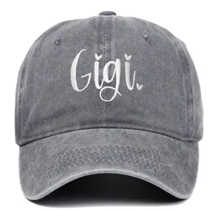 Primo piano del ricamo Gigi su questo berretto di cotone grigio in stile vintage