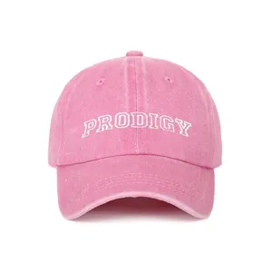 Primer plano de una gorra de béisbol de algodón lavado rosa con bordado PRODIGY.