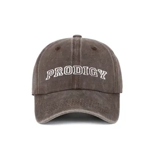 Vista frontal detallada de una gorra de béisbol marrón con texto Prodigy bordado blanco