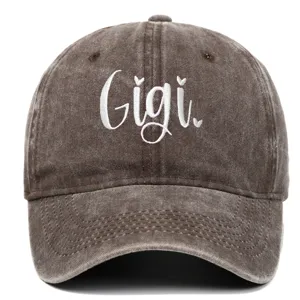 Dettaglio del ricamo Gigi su un cappellino da baseball vintage in cotone marrone.