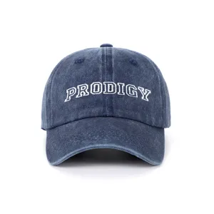 Vista detallada de gorra de béisbol de mezclilla azul con bordado PRODIGY blanco