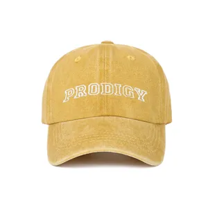 Vista frontal de una gorra de béisbol amarilla con bordado blanco de Prodigy y textura