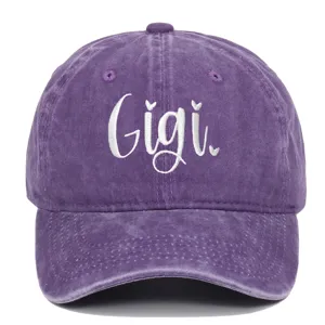 Dettaglio del ricamo bianco Gigi su un berretto da baseball viola lavato vintage