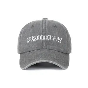 Primer plano de gorra de béisbol gris lavado con bordado PRODIGY blanco de estilo vintage.