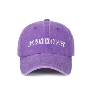Detalle del bordado blanco PRODIGY en una gorra de béisbol vintage de algodón lavado púrpura
