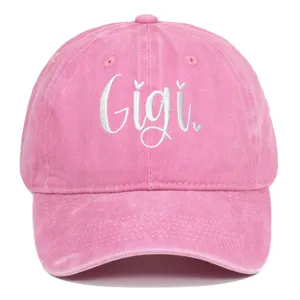 Primo piano della ricamo bianco 'Gigi' su un berretto da baseball in cotone rosa lavato