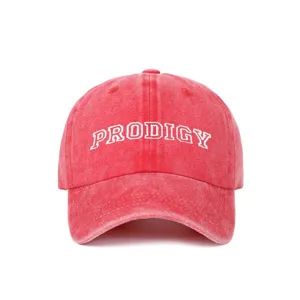 Primer plano de una gorra de béisbol roja de algodón con bordado PRODIGY en blanco.