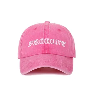 Vista detallada de una gorra de béisbol de algodón lavado rosa con bordado en blanco