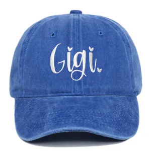Vista dettagliata del ricamo bianco Gigi su un berretto da baseball in denim lavato blu