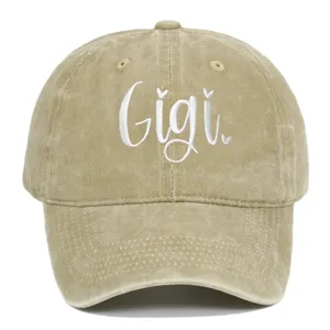 Dettaglio ricamo Gigi bianco su un cappellino da baseball vintage lavato kaki.