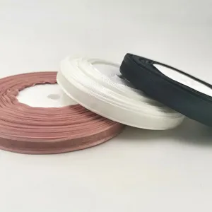 Vista di dettaglio del nastro in organza, finitura in tessuto decorativo da 10mm per confezioni.