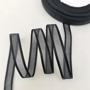 Dettaglio in primo piano del nastro in organza nero da 10 mm, perfetto per pacchi regalo.