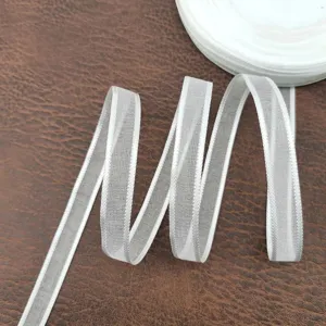 Nastro in organza bianco largo 10 mm con bordo fine per confezioni regalo e decorazione bouquet.