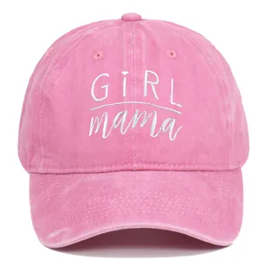 Détail de la broderie 'GIRL mama' sur une casquette de baseball rose délavée
