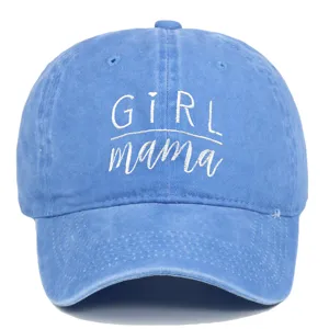 Gros plan sur la casquette de baseball vintage bleue avec broderie blanche GIRL mama