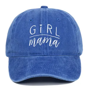 Gros plan sur une casquette en jean bleu délavé vintage avec broderie GIRL mama