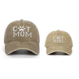 Vista frontal de las gorras de béisbol bordadas Cat Mom y Cat Mini en algodón lavado