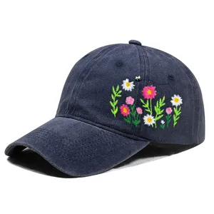 Detailansicht bunter Blumenstickerei auf einer dunkelblauen gewaschenen Baseballkappe
