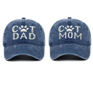 Conjunto de gorras de béisbol de mezclilla lavada con bordado blanco Cat Mom y Cat Dad