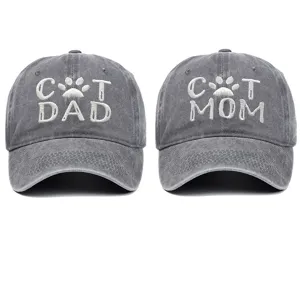 Vista detallada de gorras de béisbol de algodón lavado gris con bordado Cat Dad y Cat Mom.