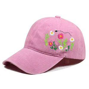 Detailierte Blumenstickerei und Bienen auf einer rosa Baumwoll-Baseballkappe
