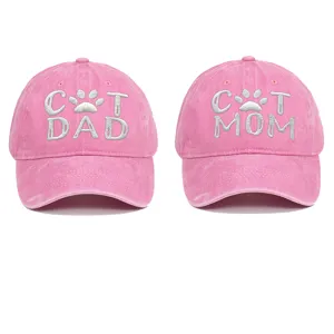 Dos gorras de béisbol de algodón lavado rosa con bordado blanco de CAT DAD y CAT MOM