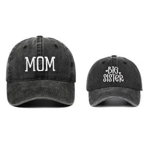 Set di cappelli da baseball in denim lavato con ricami coordinati MOM e BIG SISTER