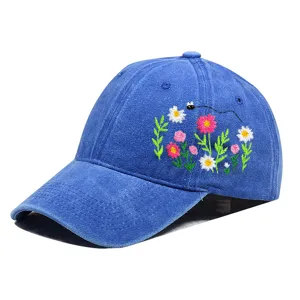 Detailaufnahme einer blauen gewaschenen Baumwoll-Baseballkappe mit Blumenstickerei