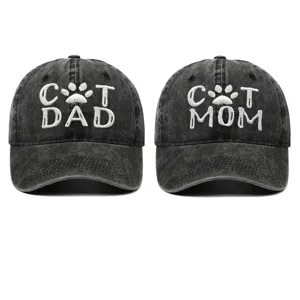 Par de gorras de béisbol de mezclilla lavada con bordado de Cat Mom y Cat Dad