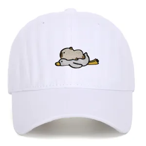 Detailansicht der Stickerei mit Capybara und Gans auf einer weißen Baumwoll-Basecap