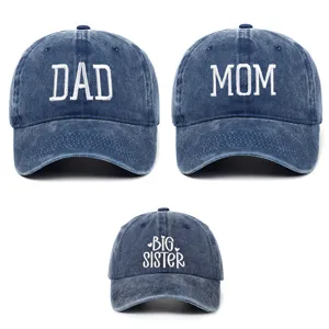 Set di tre cappellini da baseball in denim lavato ricamati per papà, mamma e sorella maggiore