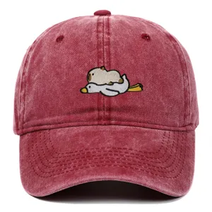 Detailansicht einer gewaschenen roten Baseballkappe mit süßer Capybara und Gans Stickerei