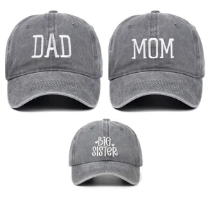 Vista frontale set di berretti da baseball famiglia ricamati Dad Mom Big Sister