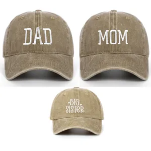 Set di tre cappellini da baseball in cotone lavato ricamati per papà, mamma e sorella.