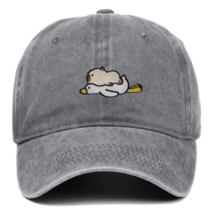 Detailansicht der Stickerei mit Capybara und Gans auf einer grauen Baseballkappe