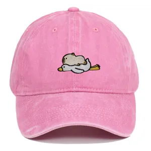 Detail der niedlichen Capybara- und Gans-Stickerei auf pinker gewaschener Baseballkappe