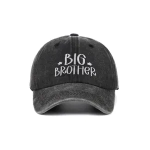 Dettaglio frontale di un cappellino da baseball nero lavato con ricamo Big Brother