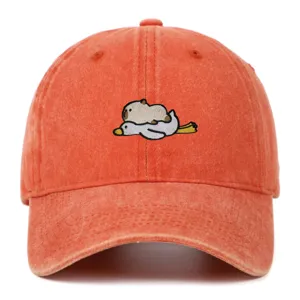 Detailansicht der Capybara- und Gans-Stickerei auf orangefarbener Washed-Cotton-Mütze