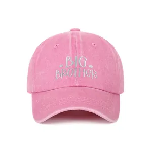 Vista frontale di un cappellino da baseball in cotone lavato rosa con ricamo Big Brother